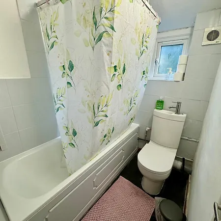 Cozy By Gloucester Road בית אירוח בריסטול